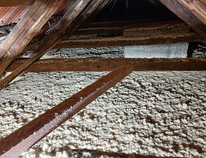 Zateplení stropu staršího rodinného domu pomocí foukané izolace